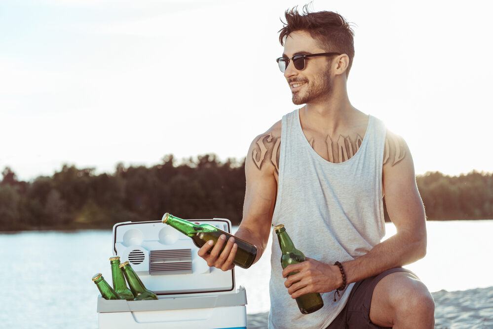 Mit Sonnenbrille am Strand