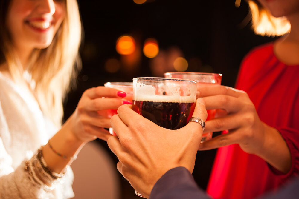 Drinks mit Freunden trinken