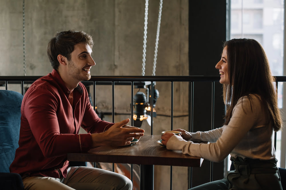 Date von Mann und Frau im Café