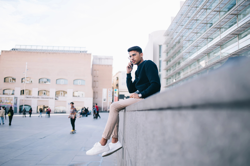 Modischer Mann mit Slim-Fit-Look