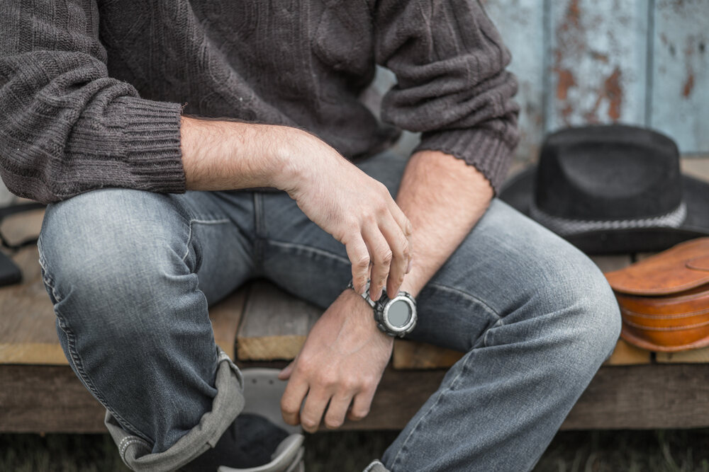 Pullover-Jeans-Kombination für den Allday-Look