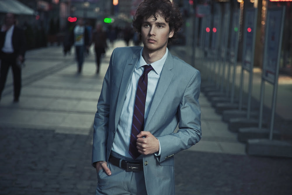 Overdressed im Anzug mit Krawatte beim 1. Date