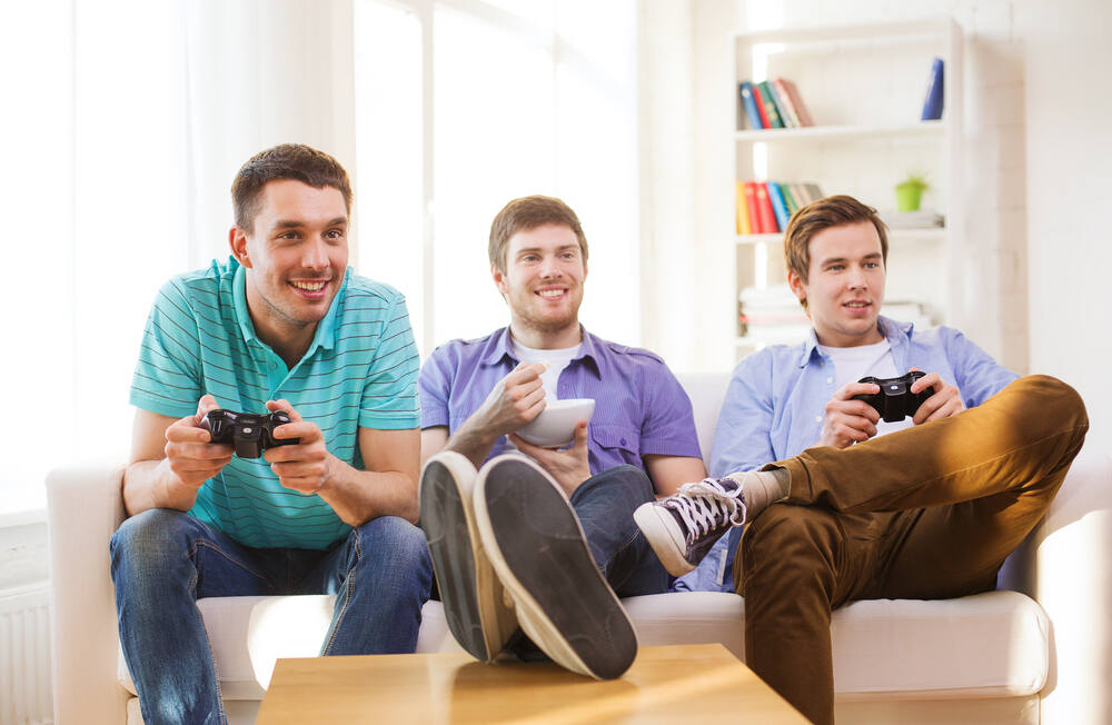 Kumpels zocken an der Console