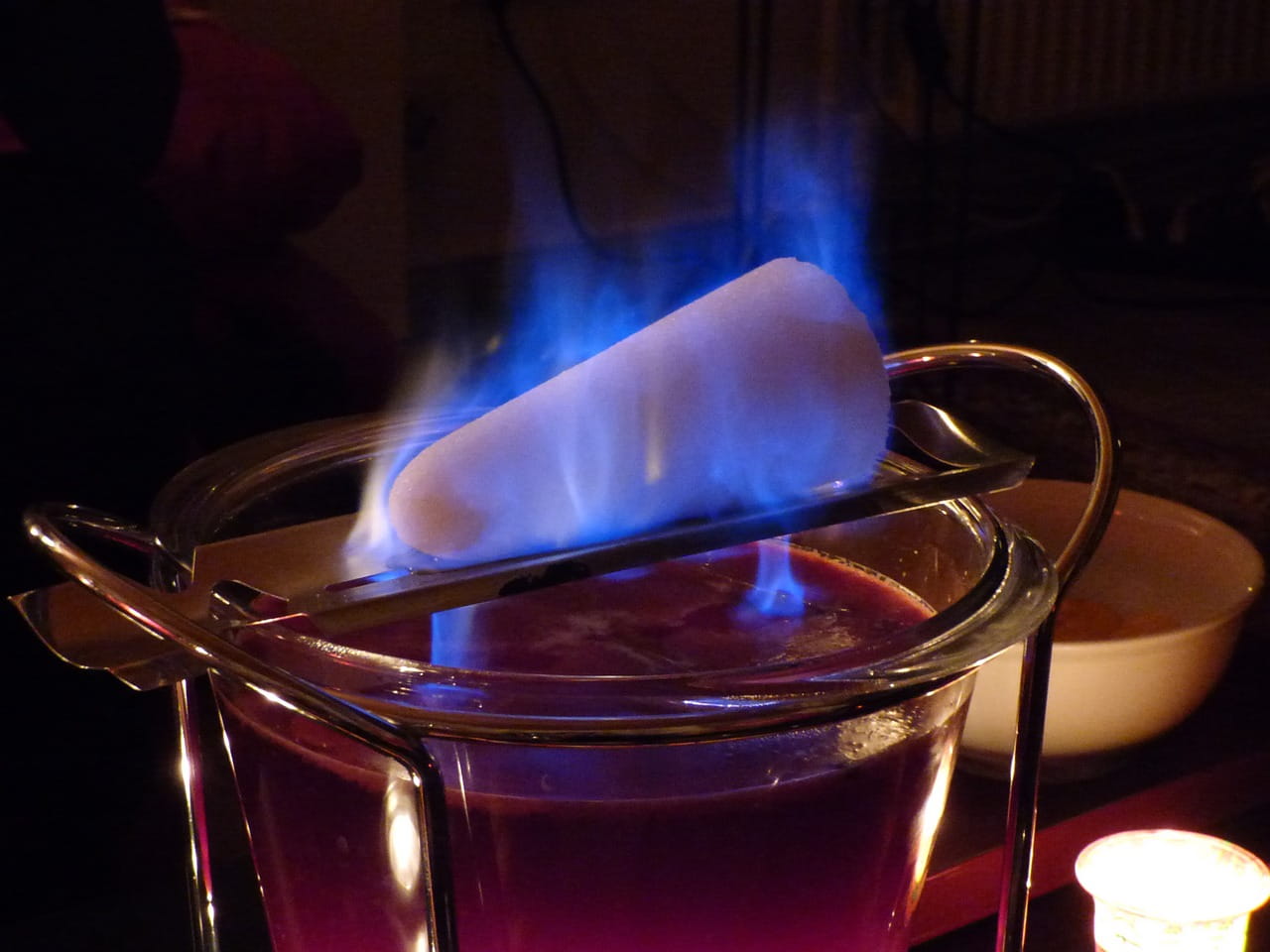Der legendäre Punsch: So geht Feuerzangenbowle