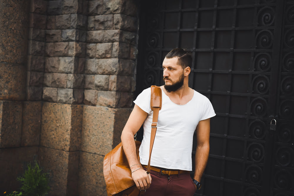 Mann mit Ledertasche