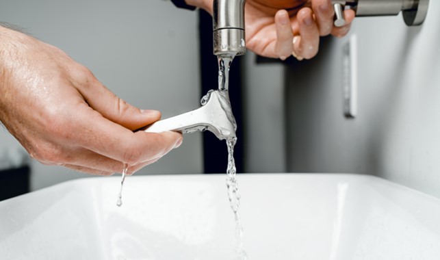 Rasierer unter Wasser