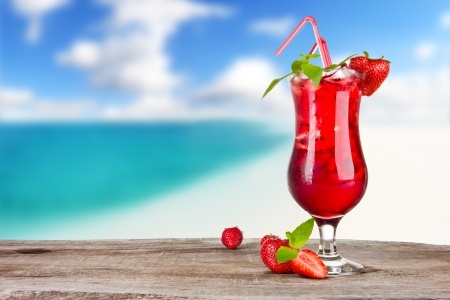 Wein-Cocktail mit Erdbeeren